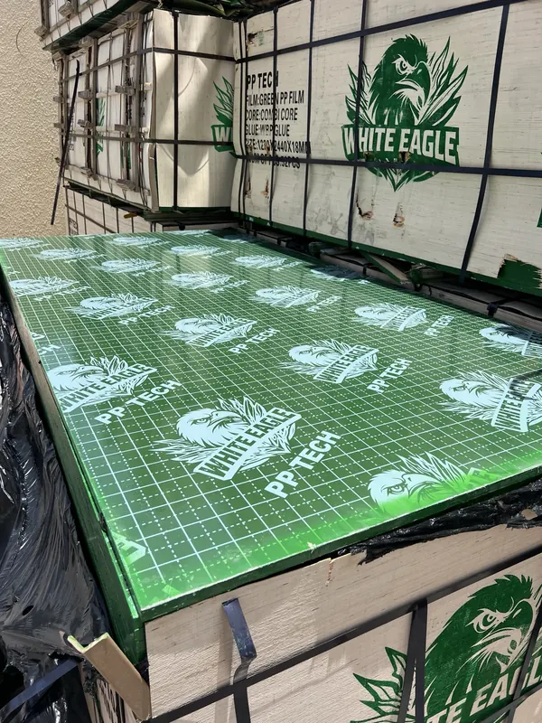 Close view of the green PP film face printed with the White Eagle PP Tech mark
